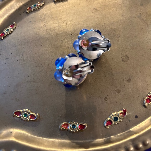VTG Blue Cluster Plastic beaded clip on earrings. Very pretty!! - Picture 3 of 5